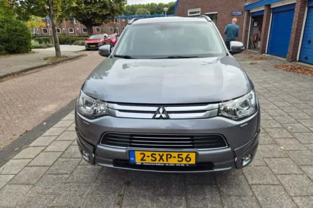 Mitsubishi Outlander (2013) thumbnail 3