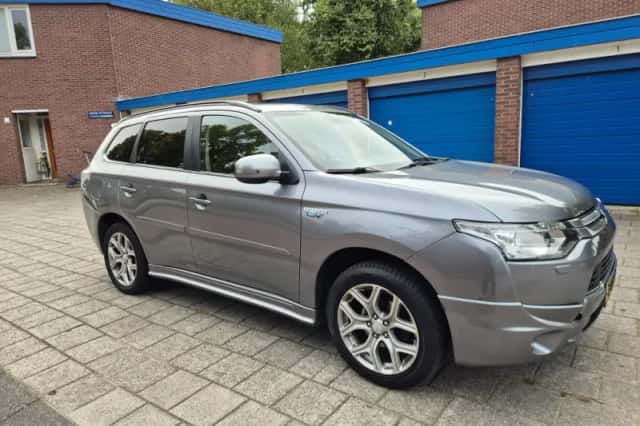 Mitsubishi Outlander (2013) thumbnail 4