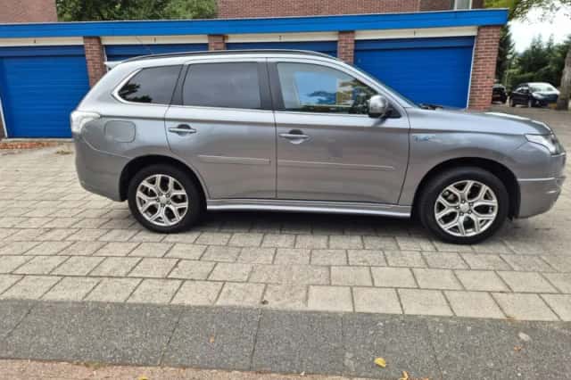 Mitsubishi Outlander (2013) thumbnail 6