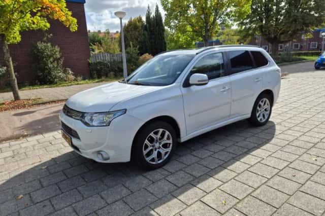Mitsubishi Outlander (2013) thumbnail 1
