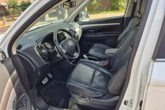 Mitsubishi Outlander (2013) thumbnail 2