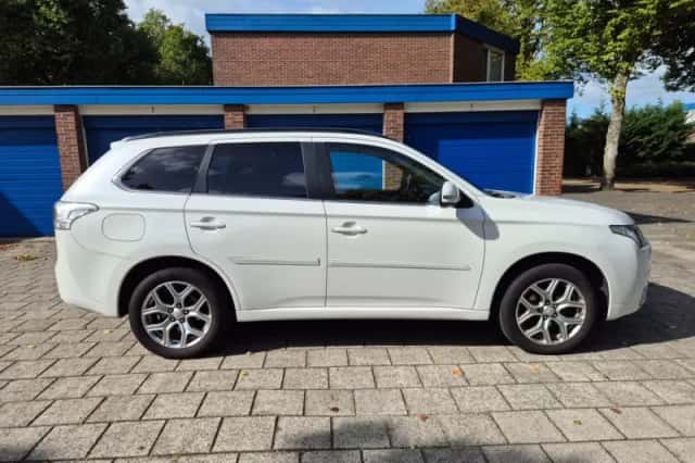 Mitsubishi Outlander (2013) thumbnail 3
