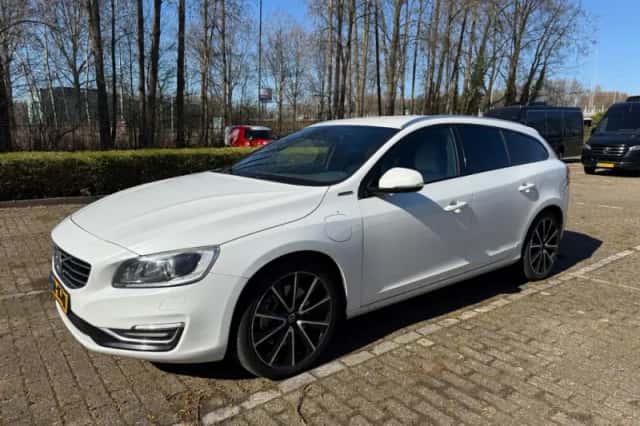 Volvo V60 (2015) thumbnail 1
