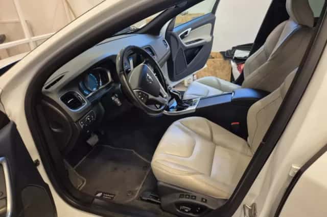 Volvo V60 (2015) thumbnail 2