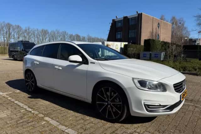 Volvo V60 (2015) thumbnail 3