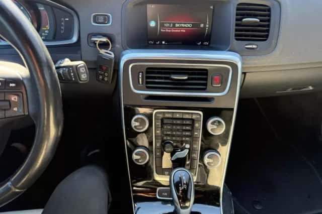 Volvo V60 (2015) thumbnail 4