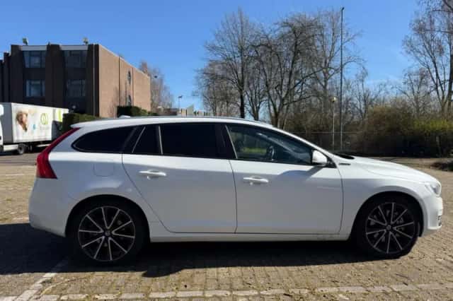 Volvo V60 (2015) thumbnail 6