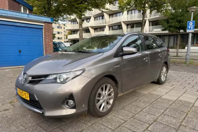 Toyota Auris (2013) thumbnail 1