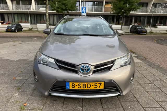 Toyota Auris (2013) thumbnail 2