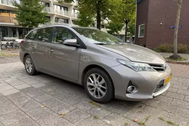 Toyota Auris (2013) thumbnail 3