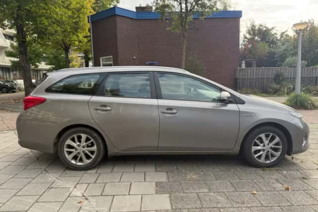 Toyota Auris (2013) thumbnail 4