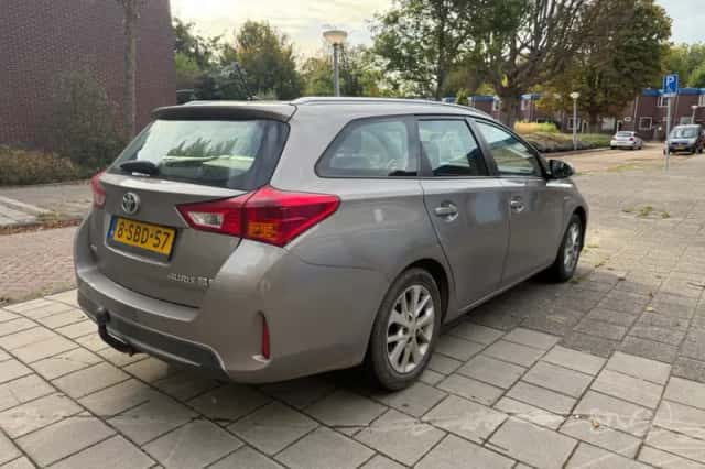 Toyota Auris (2013) thumbnail 5