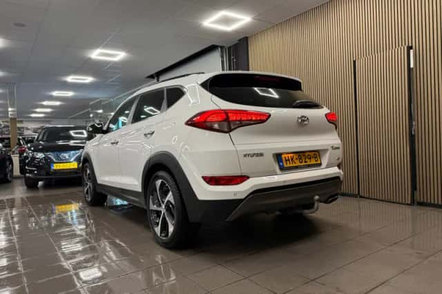 Hyundai Tucson (2015) thumbnail 3