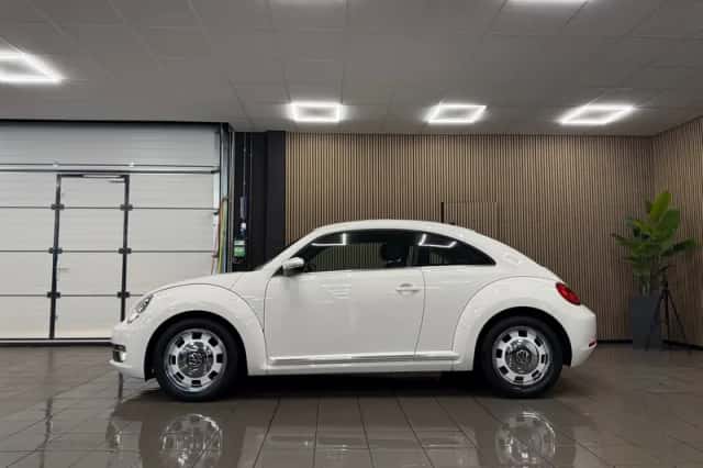 Volkswagen Beetle (2012) thumbnail 2