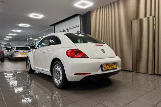 Volkswagen Beetle (2012) thumbnail 3