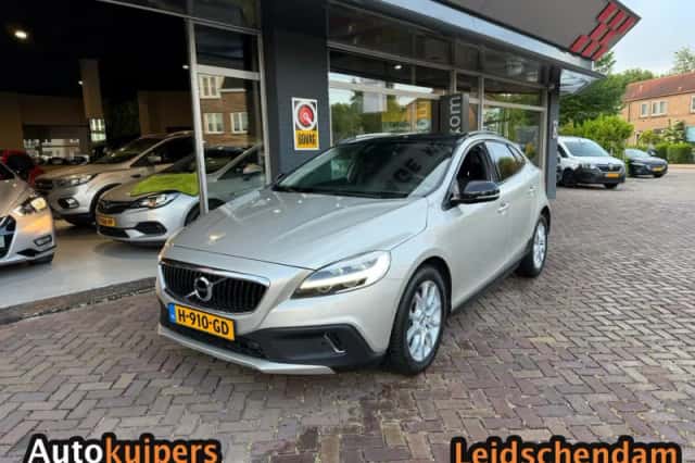 Volvo V40 Cross Country (2020) thumbnail 2