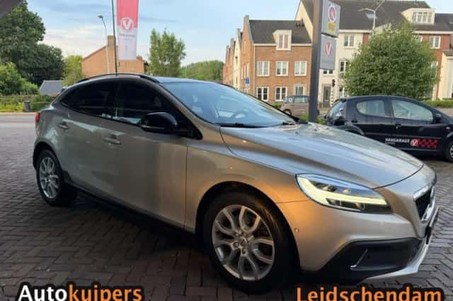 Volvo V40 Cross Country (2020) thumbnail 3