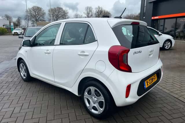 Kia Picanto (2023) thumbnail 3