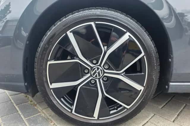 Volkswagen Golf (2024) thumbnail 3