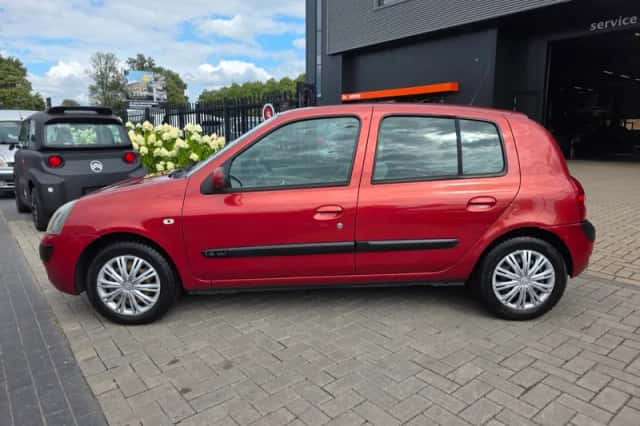 Renault Clio (2004) thumbnail 2