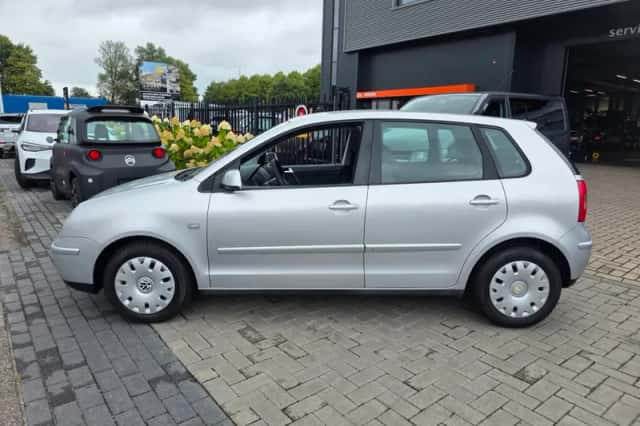Volkswagen Polo (2004) thumbnail 2