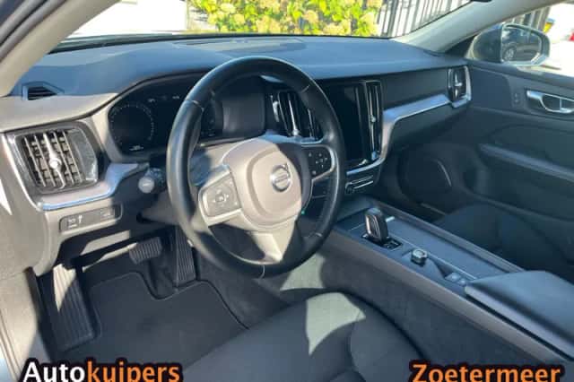 Volvo V60 (2021) thumbnail 5