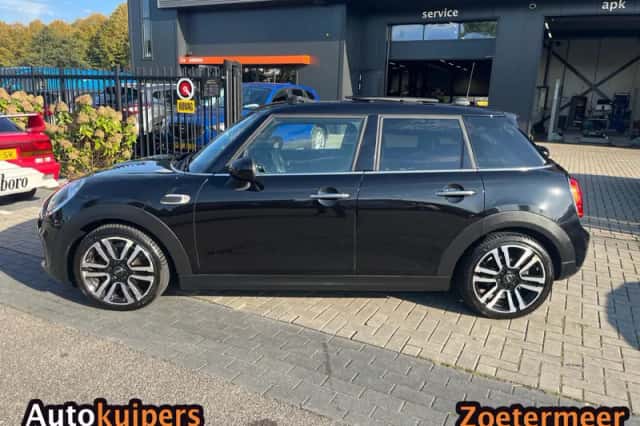 MINI Cooper (2018) thumbnail 3