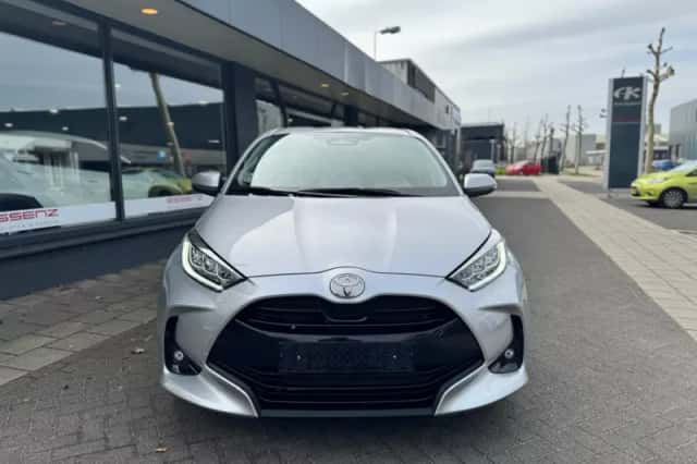 Toyota Yaris (2025) thumbnail 2