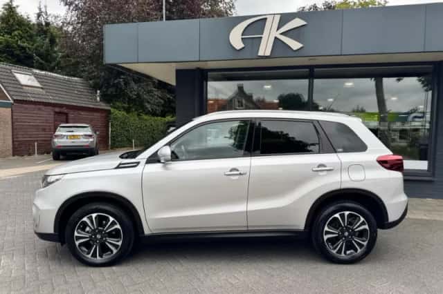 Suzuki Vitara (2023) thumbnail 4