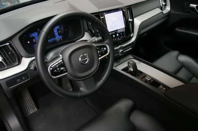 Volvo XC60 (2023) thumbnail 3