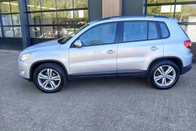 Volkswagen Tiguan (2011) thumbnail 2