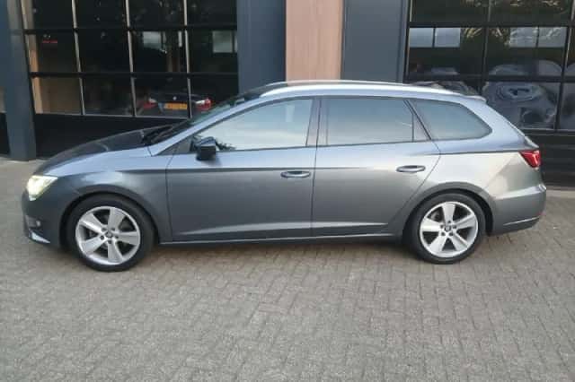 SEAT Leon (2016) thumbnail 3