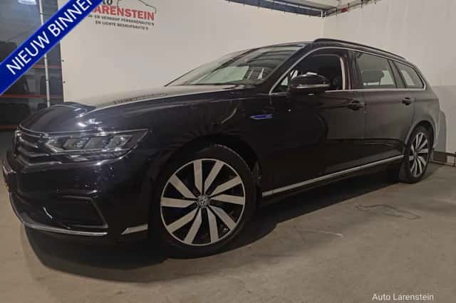 Volkswagen Passat (2021) thumbnail 1