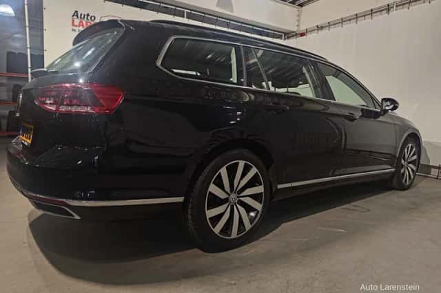 Volkswagen Passat (2021) thumbnail 4