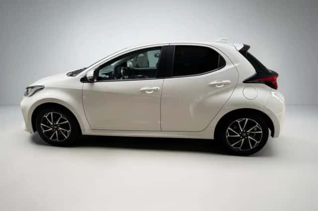 Toyota Yaris (2022) thumbnail 3
