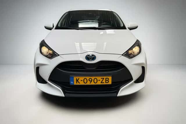 Toyota Yaris (2021) thumbnail 2