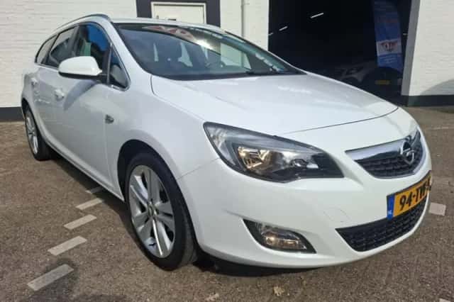 Opel Astra (2012) thumbnail 2