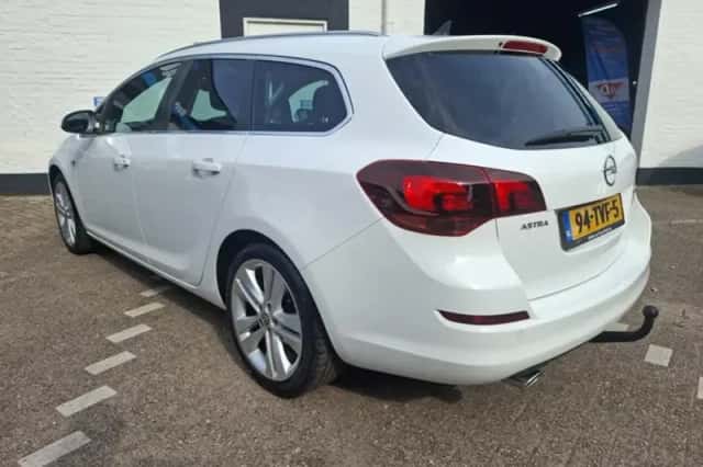 Opel Astra (2012) thumbnail 3