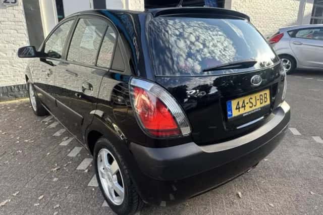 Kia Rio (2006) thumbnail 3