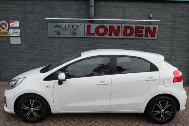 Kia Rio (2015) thumbnail 2