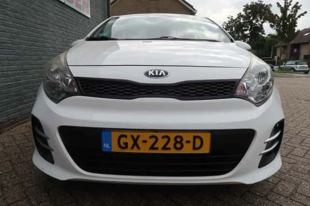Kia Rio (2015) thumbnail 3