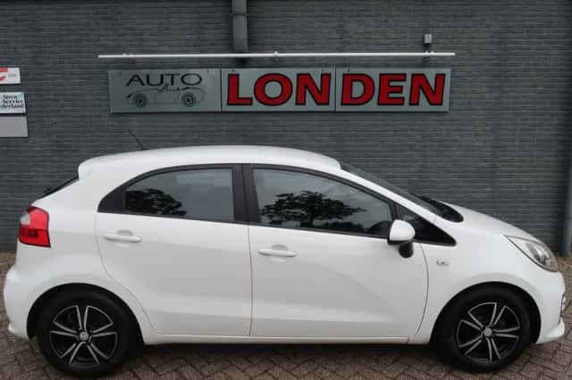 Kia Rio (2015) thumbnail 4