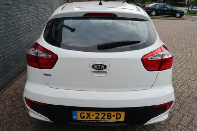 Kia Rio (2015) thumbnail 6