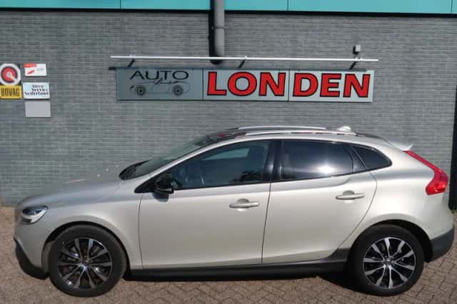 Volvo V40 Cross Country (2019) thumbnail 2