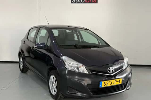 Toyota Yaris (2012) thumbnail 3