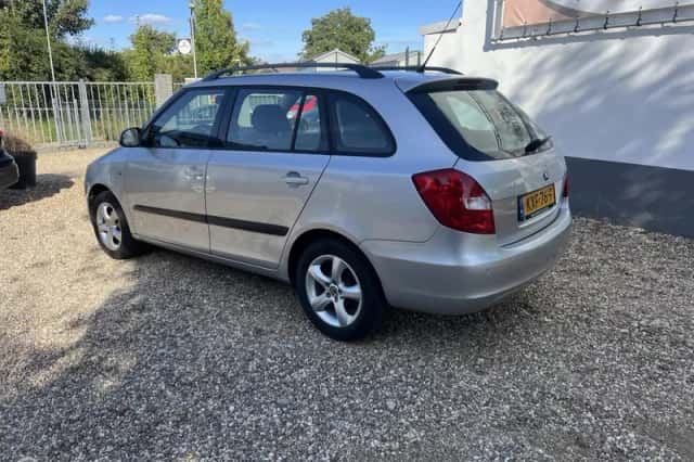 Škoda Fabia (2009) thumbnail 2