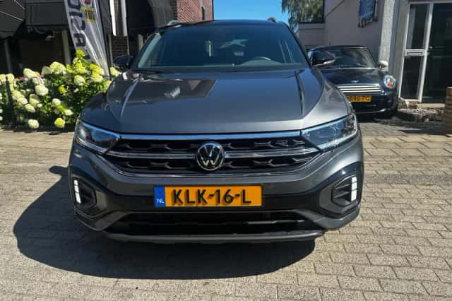 Volkswagen T-Roc (2024) thumbnail 2