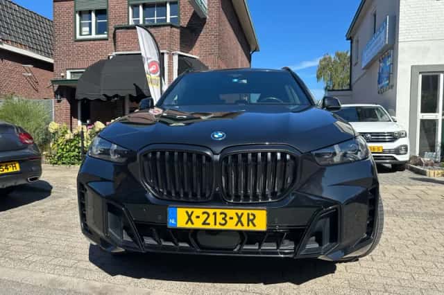 BMW X5 (2023) thumbnail 1