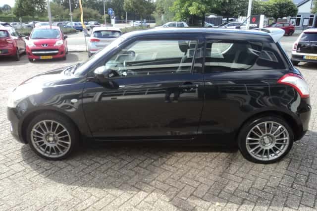 Suzuki Swift (2011) thumbnail 4