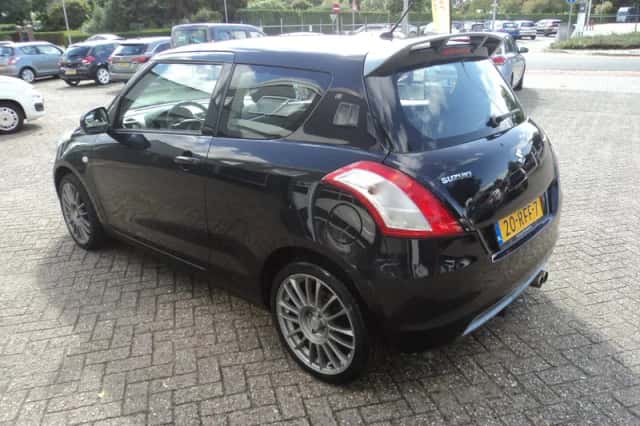 Suzuki Swift (2011) thumbnail 5